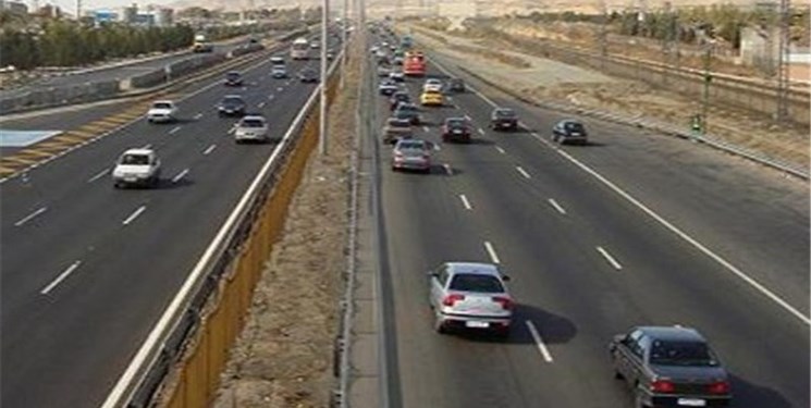 حریق خودرو در آزادراه تهران-قم تلفاتی نداشت