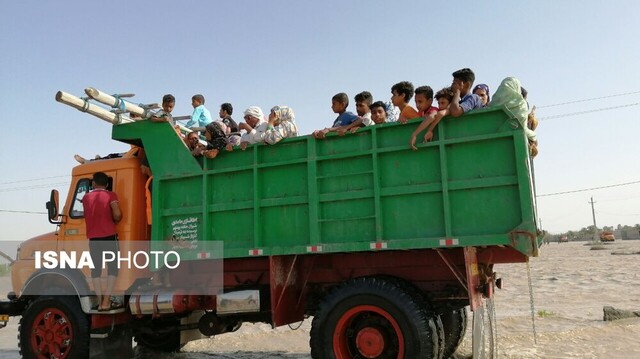 انتقال ساکنان روستای تمبک پایین میناب به نقاط امن