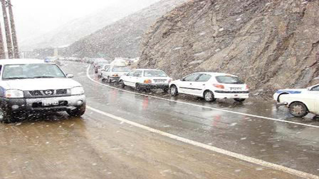 بارش خفیف برف در جاده‌های کوهستانی مازندران