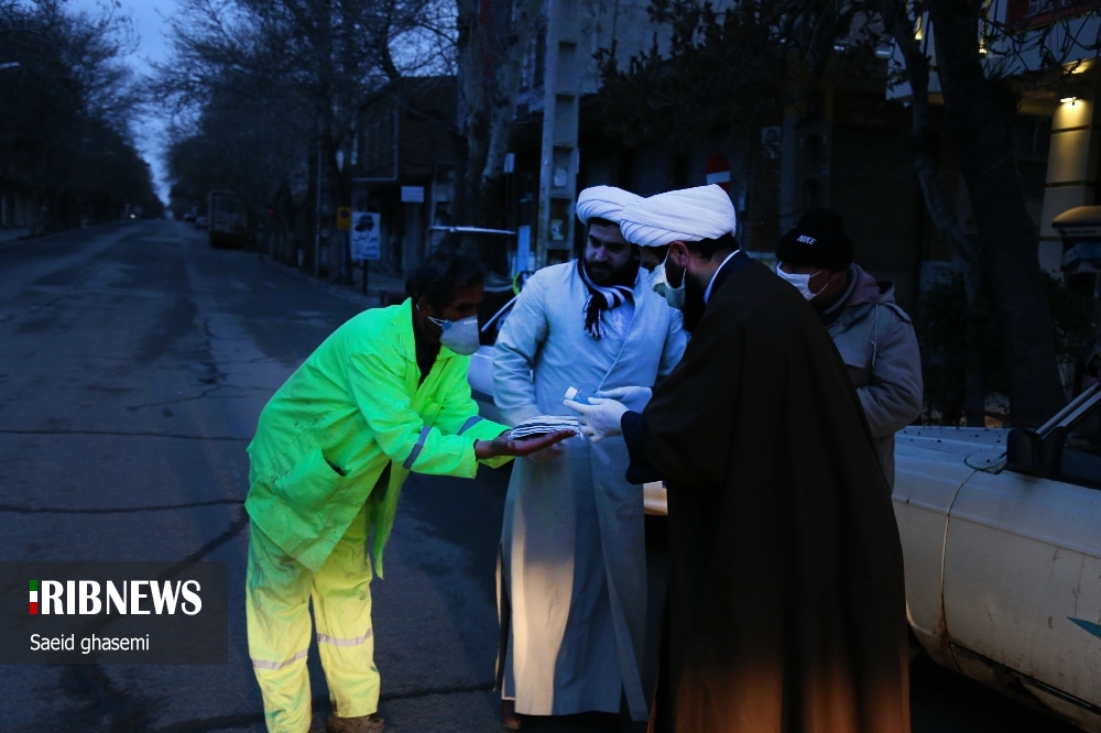 اهدای مواد ضد عفونی کننده به رفتگران در اهر