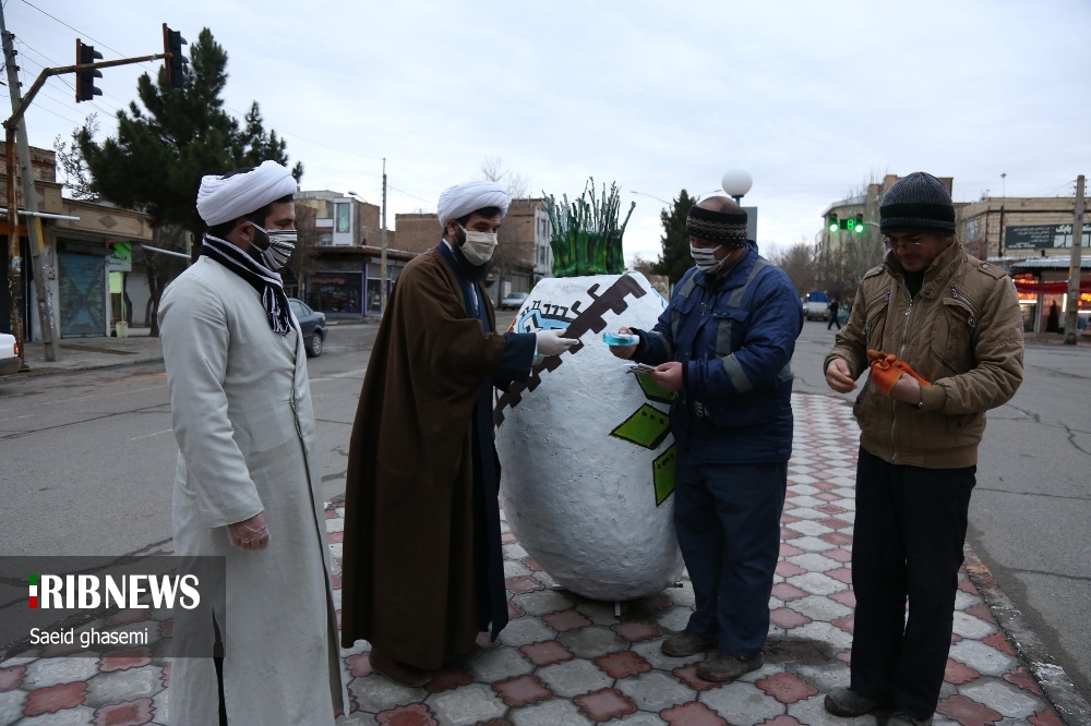 اهدای مواد ضد عفونی کننده به رفتگران در اهر