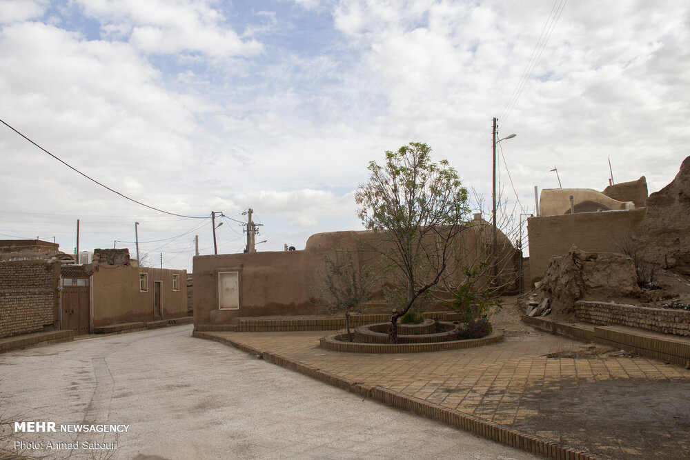 روستای بیابانک سرخه همراه پویش در خانه بمانیم