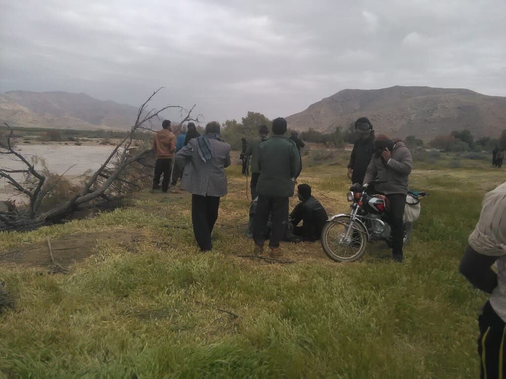 دختر زرین دشتی در حال تماشای سیل جان باخت