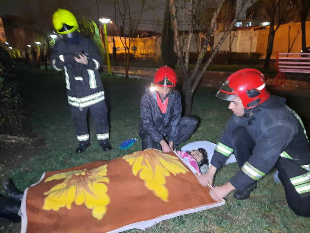 نجات مرد گرفتار در سیلاب توسط آتش نشانان مشهدی