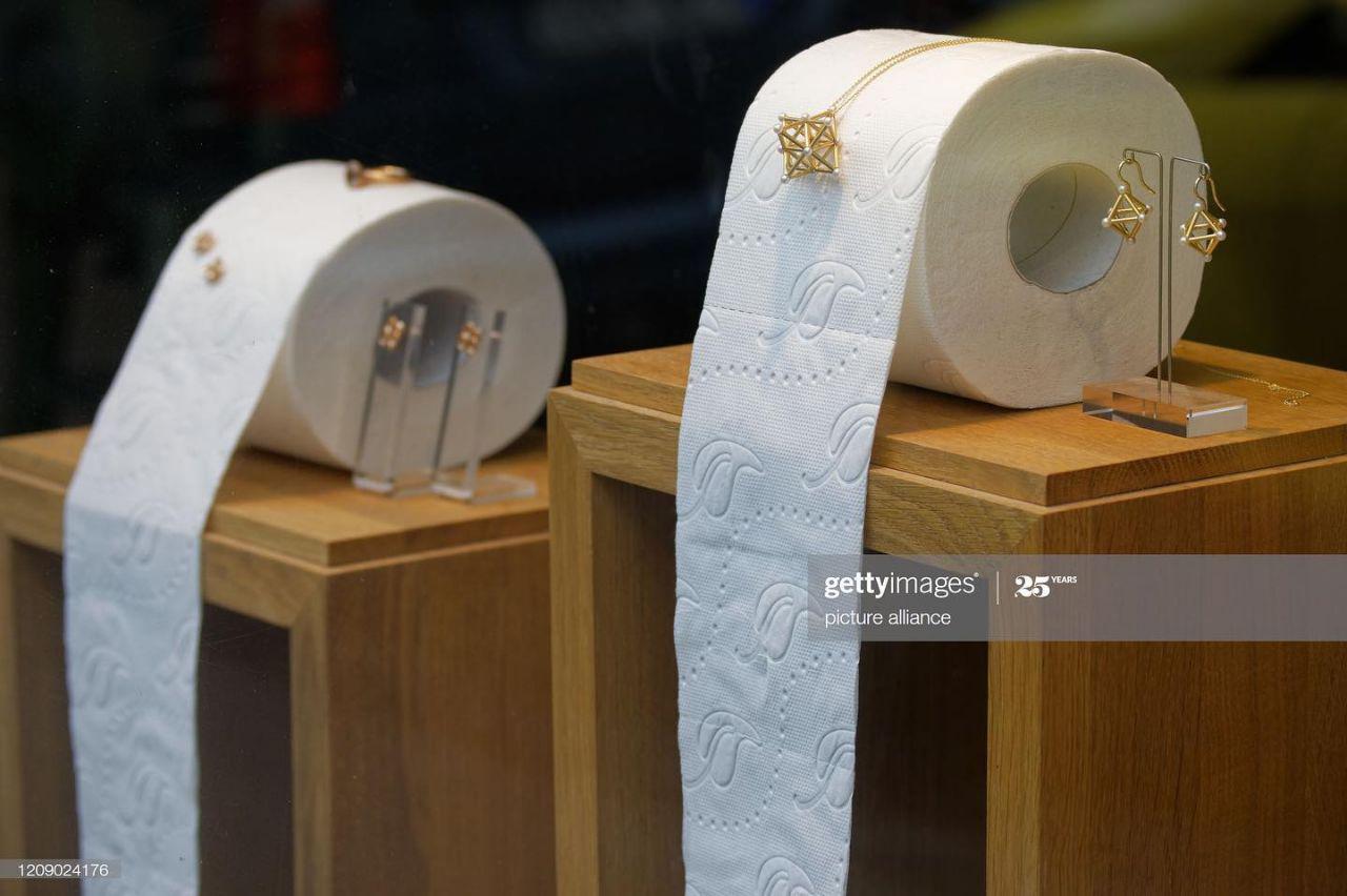 تزیین ویترین جواهرات با رول‌های دستمال توالت 