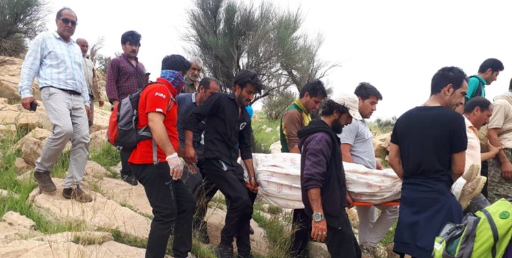 عکس/ نحوه انتقال جسد در کوه مورد باشت توسط هلال احمر