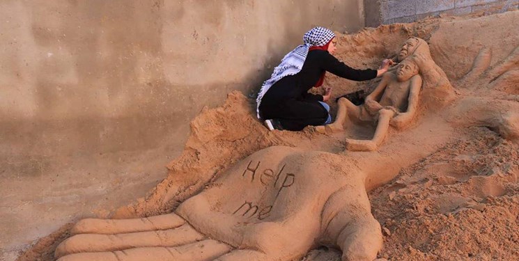این دختر فلسطینی با مجسمه‌های شنی حرف می‌زند