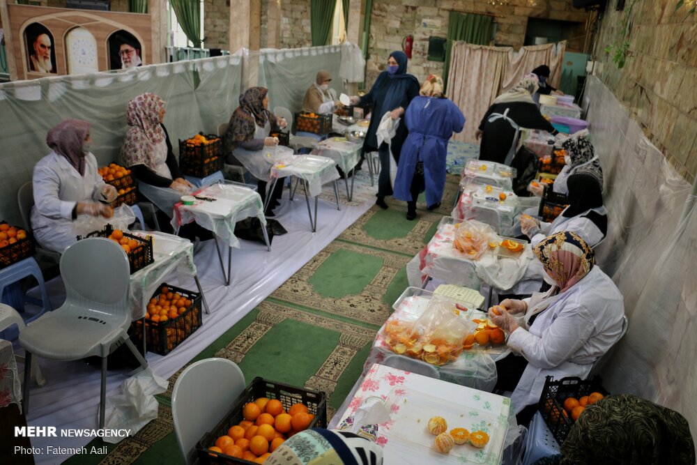 عکس/ تهیه آبمیوه در مسجد برای بیماران کرونا