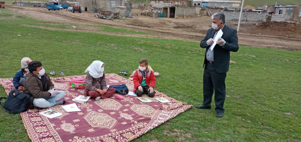 هزینه جشن معلم در گناوه به خرید کتاب برای دانش‌آموزان بی‌بضاعت اختصاص یافت