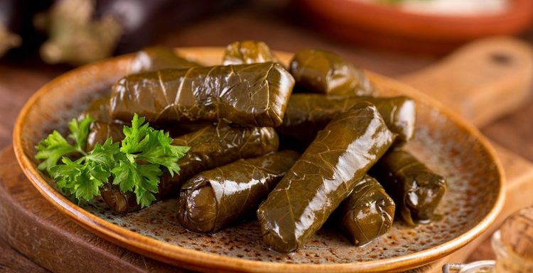 دلمه برگ مو غذاي سنتي تبريز خوشمزه و مجلسي