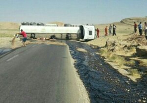 واژگونی و نشت بنزین تانکر حامل سوخت در محور خرم آباد-الشتر