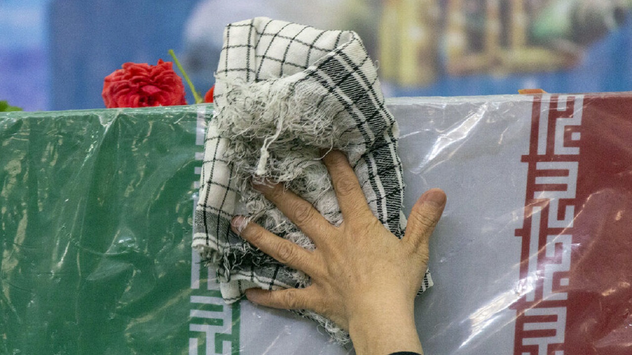 پیکر شهید حادثه ناوچه کنارک بر روی دستان مردم تشییع شد