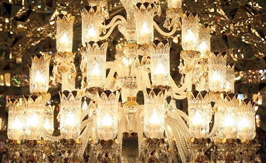 عکس/ اهدای لوستر نفیس تمام کریستال به حرم حضرت معصومه(س)
