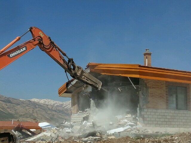 ۳ ویلای غیر مجاز در کوهرنگ تخریب شد