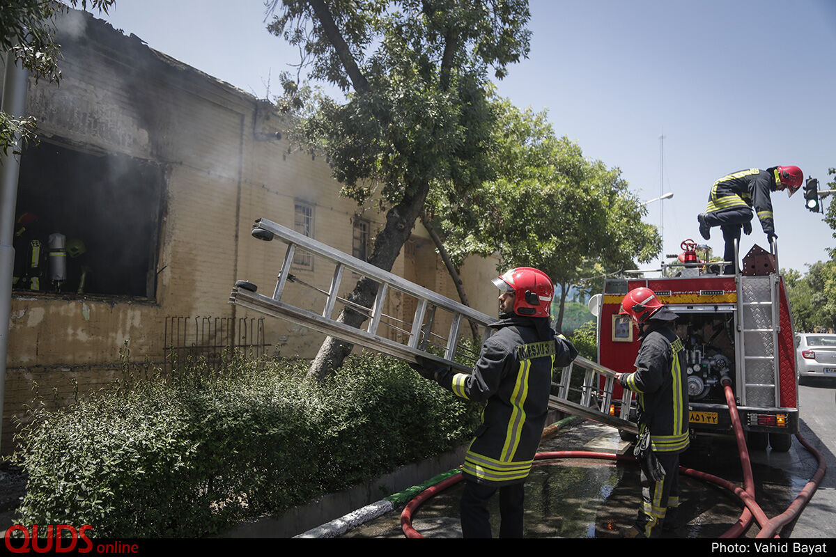 اطفاء حریق منزل قدیمی متروکه در مشهد