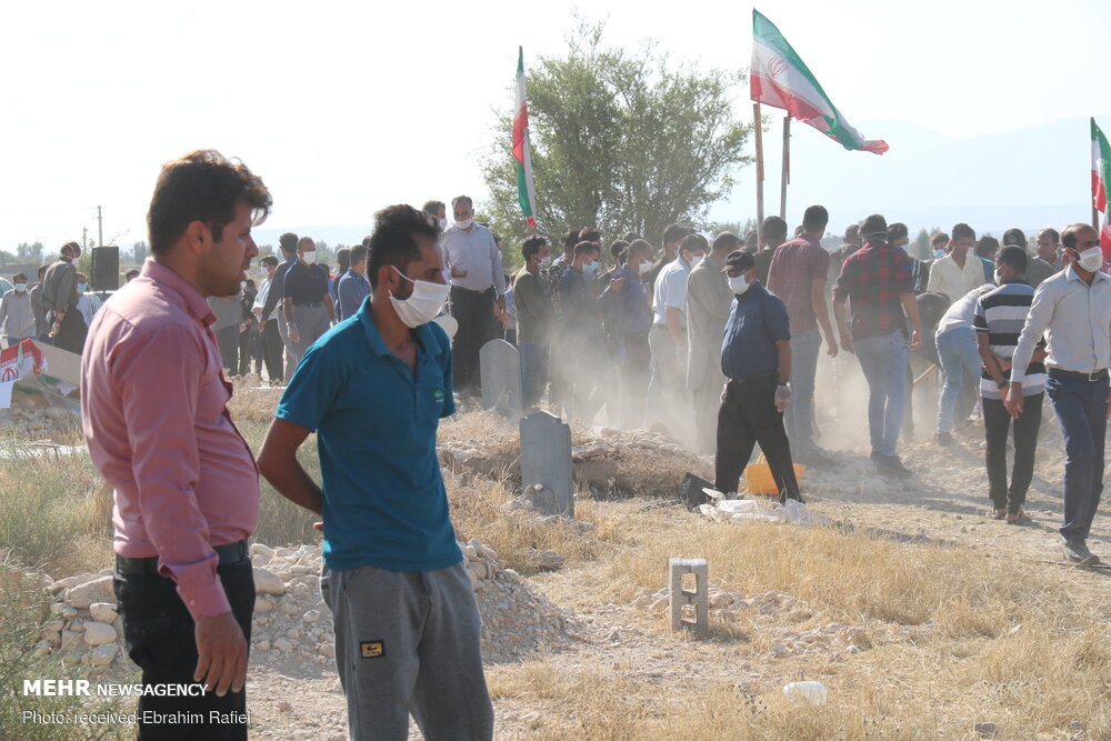 مراسم خاکسپاری شهید فخرالدین فلک نازی در روستای دهتل