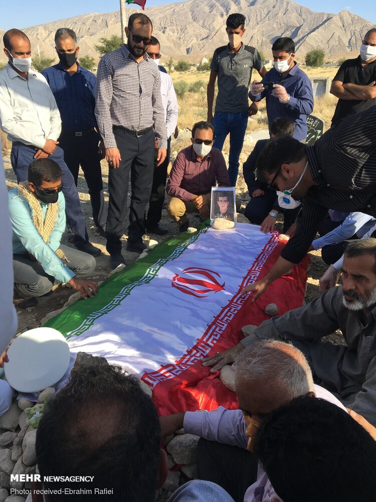 مراسم خاکسپاری شهید فخرالدین فلک نازی در روستای دهتل