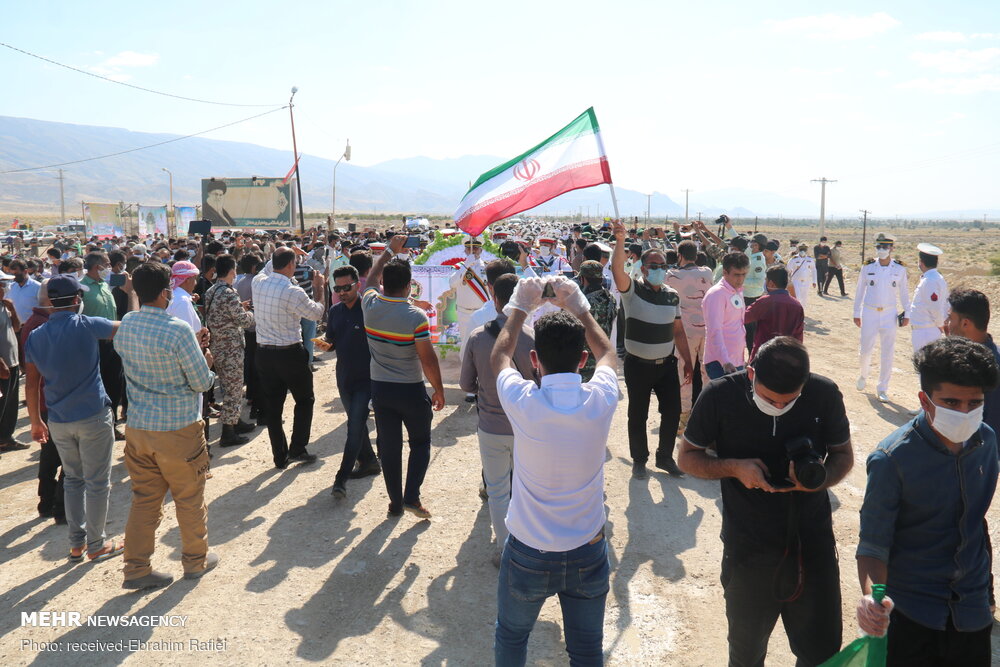 مراسم خاکسپاری شهید فخرالدین فلک نازی در روستای دهتل