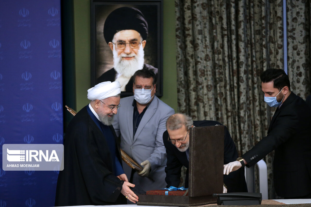 تجلیل روحانی از لاریجانی در جلسه شورای اقتصادی