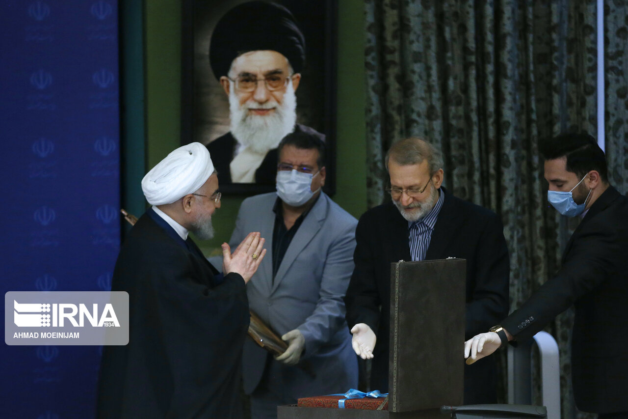 تجلیل روحانی از لاریجانی در جلسه شورای اقتصادی