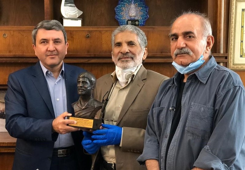 تندیس شهید جهان آرا به مدافعان سلامت در انستیتو پاستور رسید