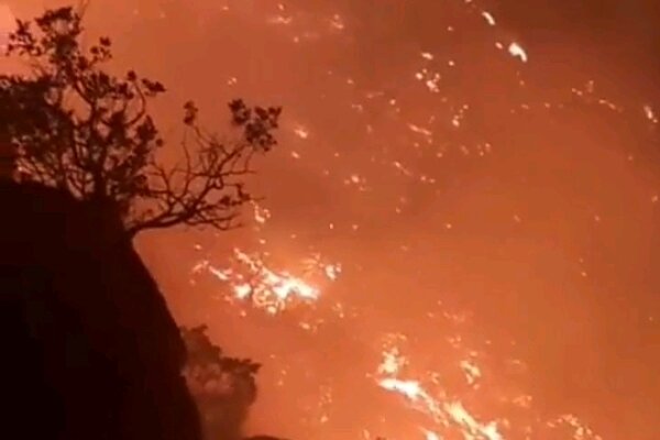 شعله‌های آتش همچنان در کوه‌های گچساران زبانه می‌کشد