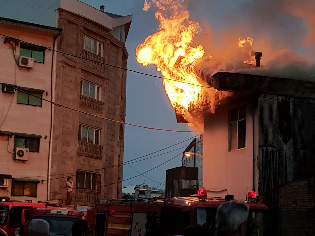 مهار آتش‌سوزی یک خانه در رشت