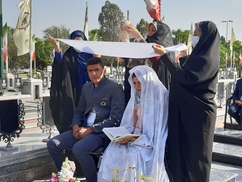 پیوند آسمانی زوج جوان کاشانی در کنار مزار شهید مدافع سلامت
