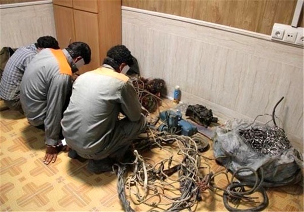 دستگیری باند 5 نفره سارقان سیم برق در برخودار 