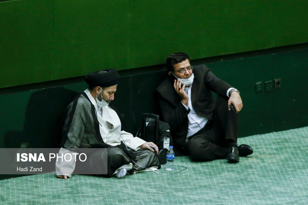 نماینده ای با کپسول اکسیژن در صحن مجلس