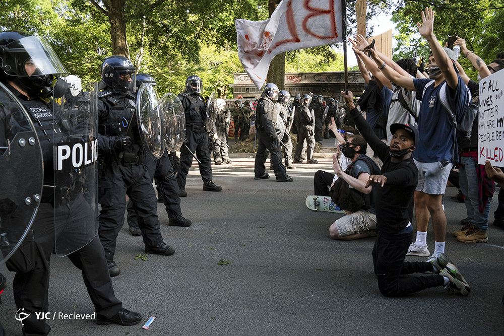 صف آرایی پلیس آمریکا مقابل معترضان