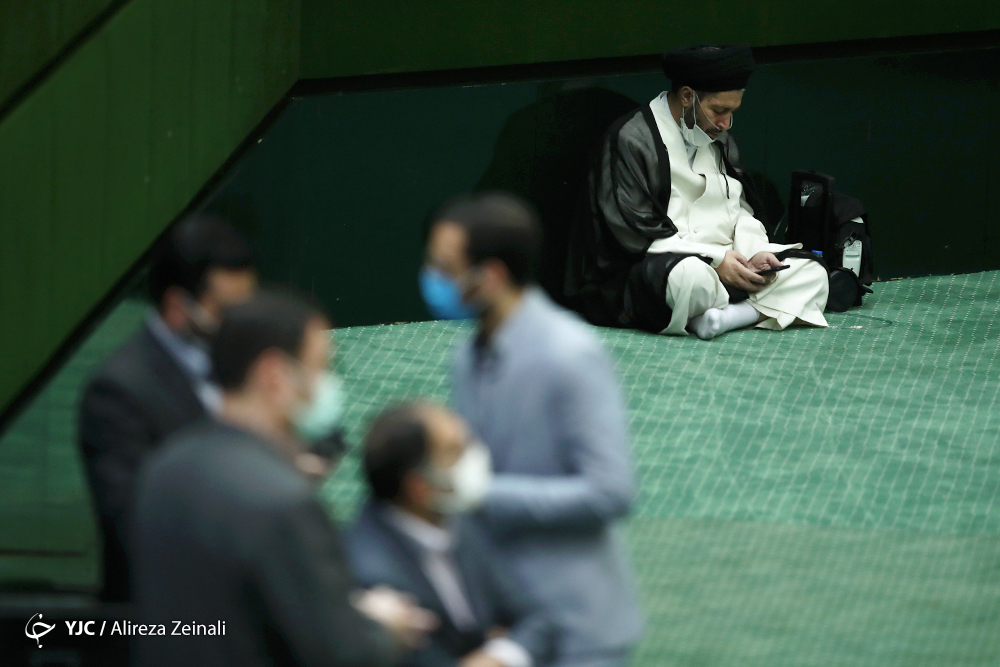 نماینده ای با کپسول اکسیژن در صحن مجلس