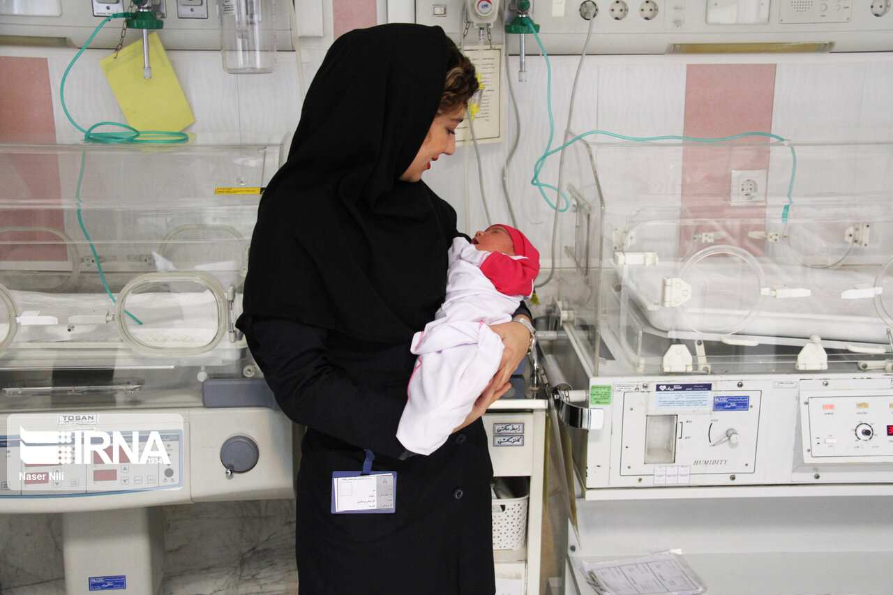 مادران ایرانی معمولا در چه سنی اولین فرزند خود را به دنیا می‌آورند؟