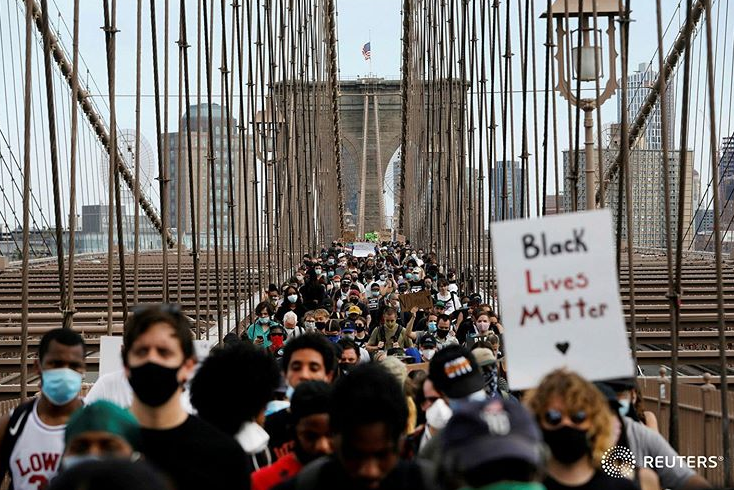 انبوه جمعیت معترضان به قتل «جرج فلوید» روی پل بروکلین 