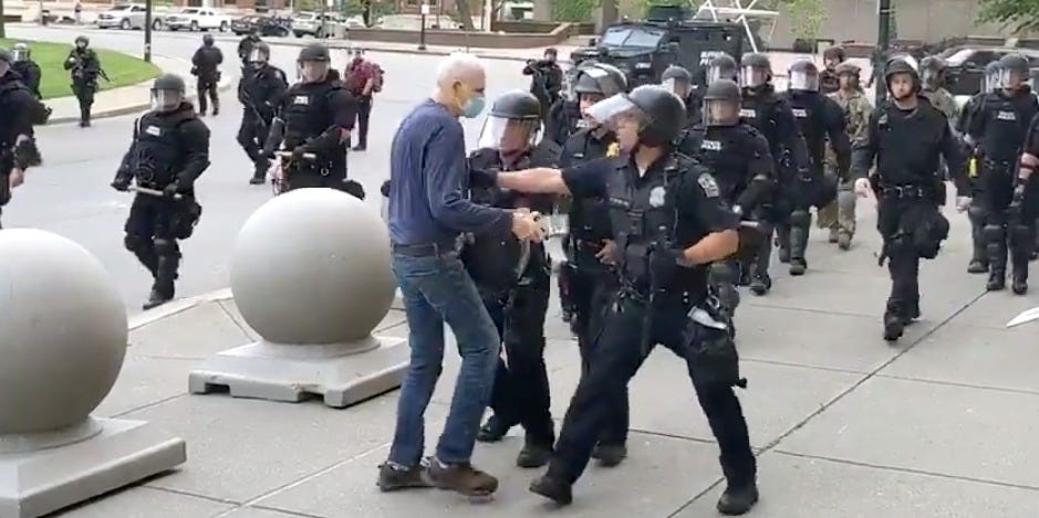 عکس/ جنجال حمله وحشیانه به پیرمرد 75 ساله توسط پلیس آمریکا