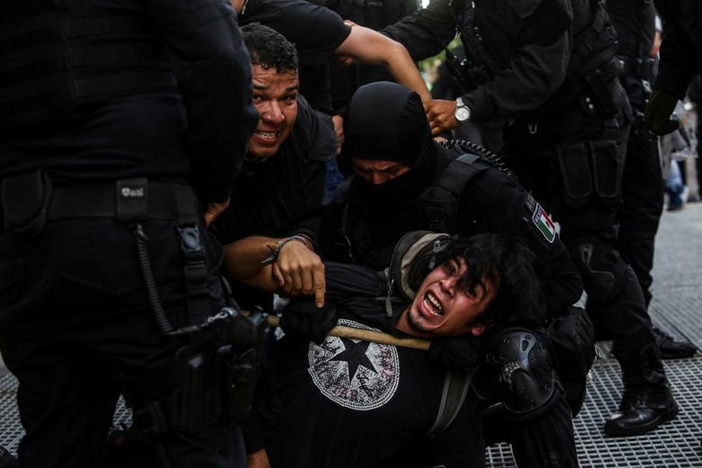عکس/ درگیری معترضان با پلیس در مکزیک