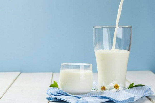 قیمت شیر در یزد 25 درصد گران‌تر از قیمت مصوب!