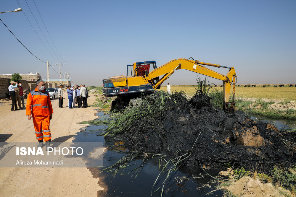 آغاز لایروبی کانال های فاضلاب در محلات اهواز