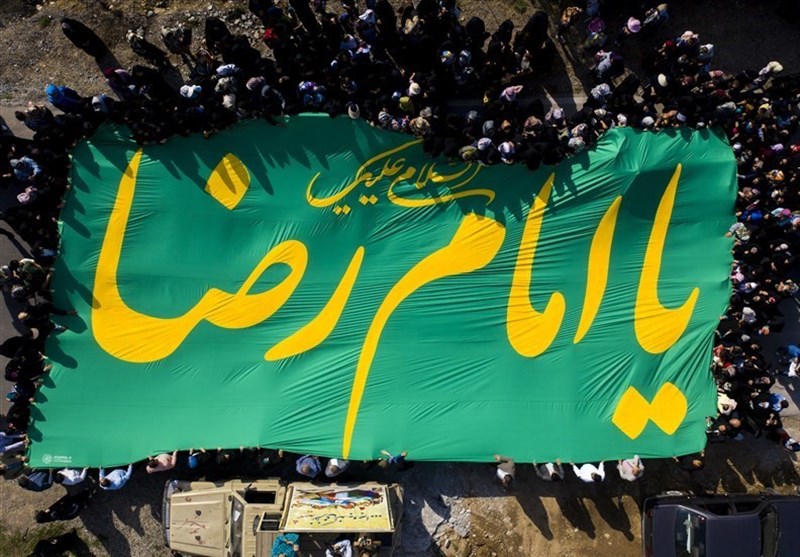 اهتزار پرچم ۱۵۰ متری امام رضا (ع) در بام گرگان
