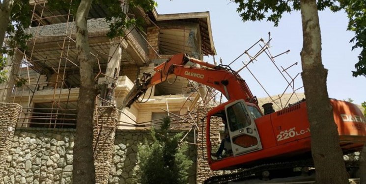 11 دستگاه ماشین‌آلات در حین احداث بنای غیرمجاز در سنندج توقیف شد