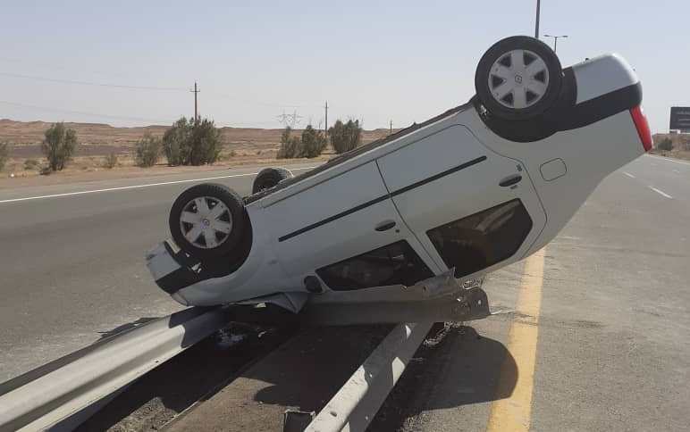 واژگونی ال 90 با 3 مصدوم در آزاد راه تهران - قم