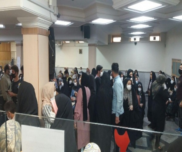 ازدحام جمعیت در شعبه کارگشایی زنجان به دلیل بروز شایعه سرقت