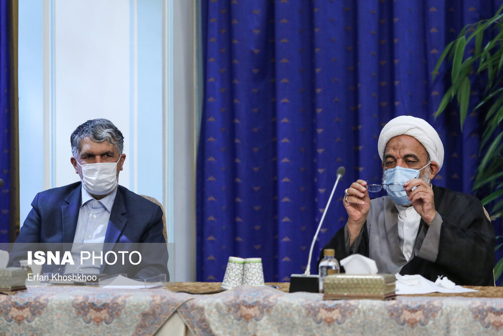 خوش و بش روحانی و رئیسی در جلسه شورای عالی انقلاب فرهنگی