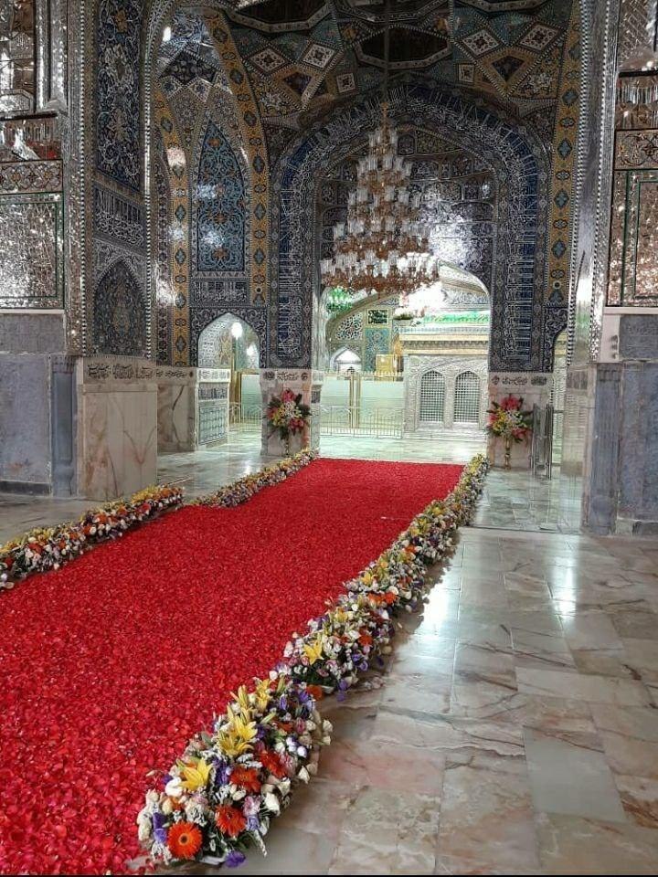 گل آرایی زیبای داخل حرم امام رضا(ع)