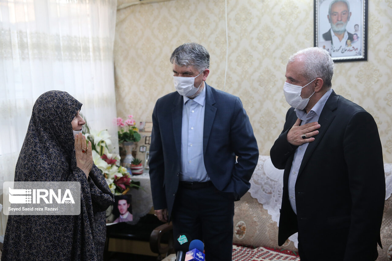 دیدار وزیر فرهنگ با خانواده شهیدان خالقی‌پور