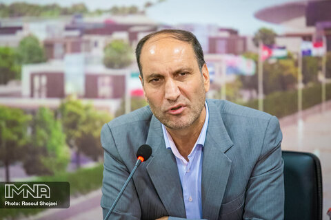 خروج پادگان‌ها و زندان اصفهان از شهر دنبال می‌شود