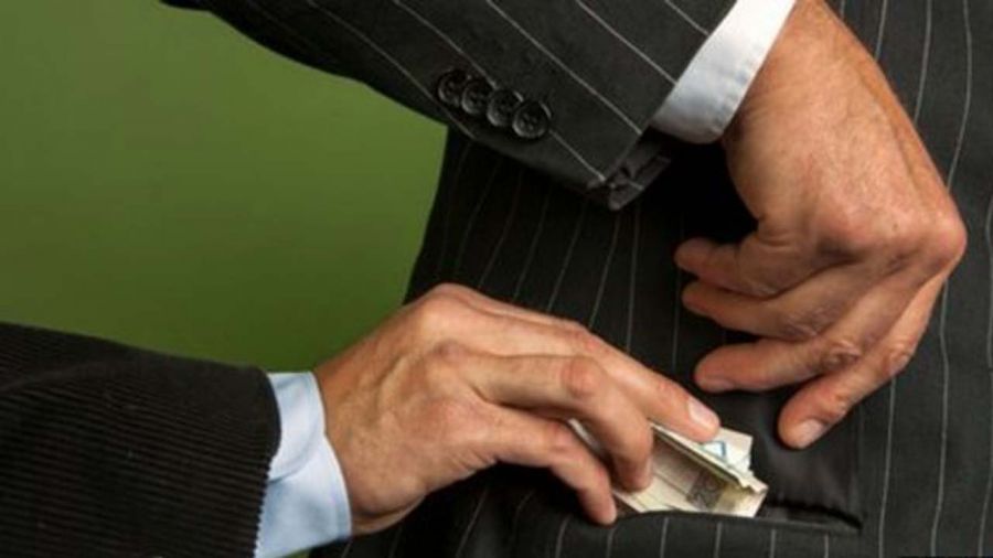 دستگیری کارمند متخلف در حین اخذ رشوه