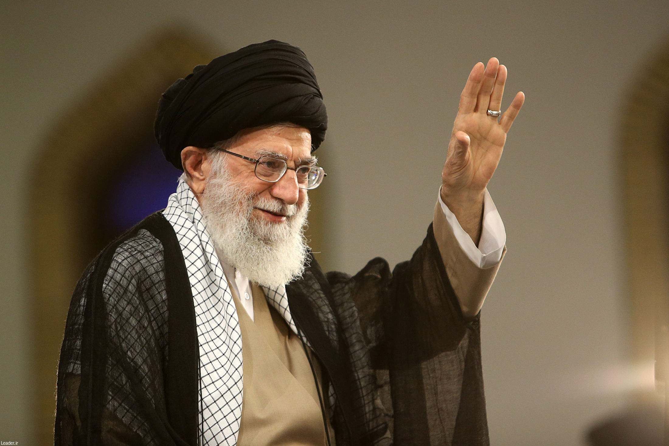 تصویری از ماسک‌زدن رهبر انقلاب در جلسات کاری