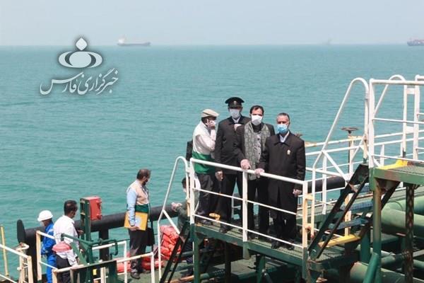 اهتزاز پرچم مقدس رضوی بر فراز نفتکش خط‌شکن ایرانی