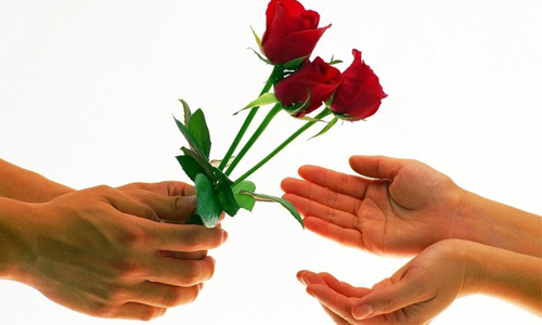 پاداش مردی که محارم خود را شاد می‎کند چیست؟
